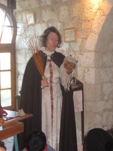 Guenièvre présente le croque-mitaine...terreur des élèves désobéissants !