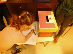 Lola signe la liste d'émargement
