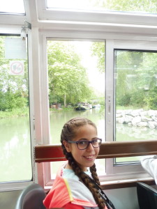 Lina apprécie la ballade en bateau