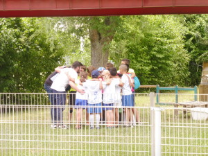 Avant le match, les coachs donnent les derniers conseils, et motivent les enfants 